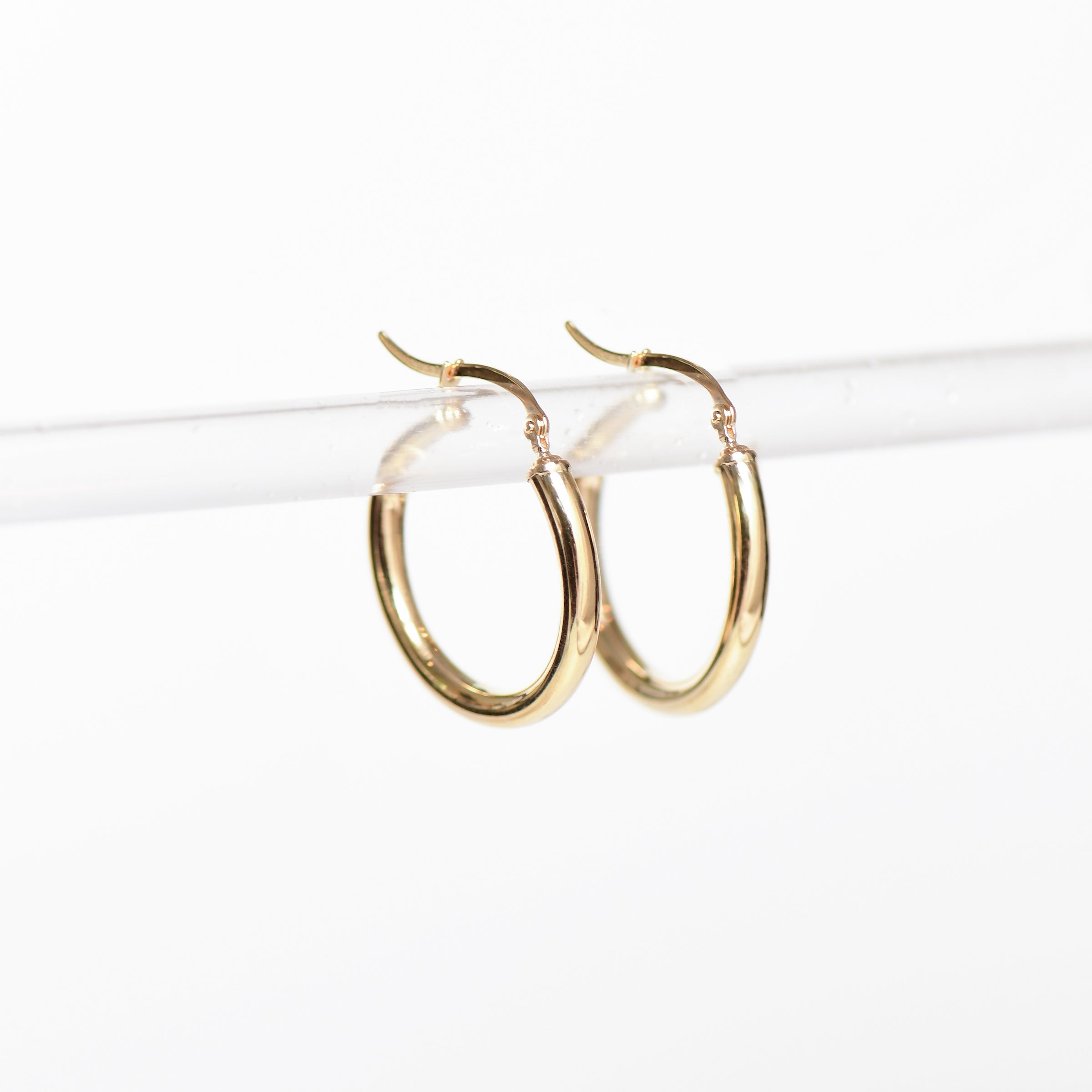 Elegant 14K Gold Hoop Earrings
